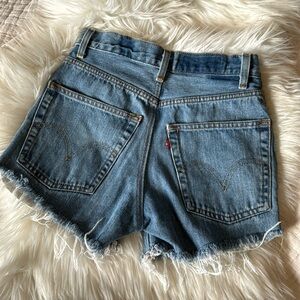 L e v i’ s • High rise cutoff short